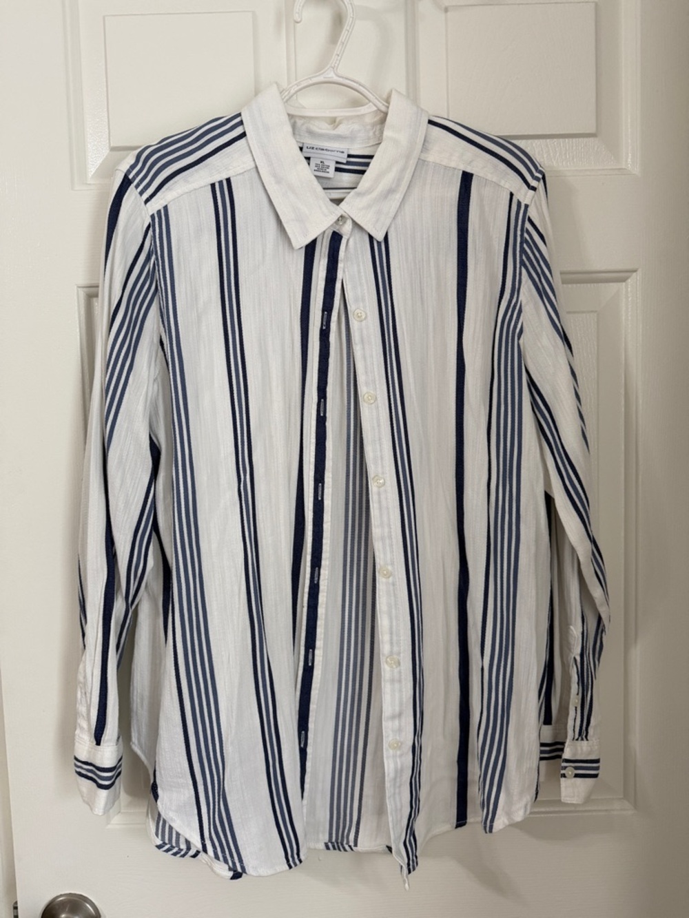 Liz Claiborne Blue & White Vertical Striped Long Sleeve Woven Button Up Top